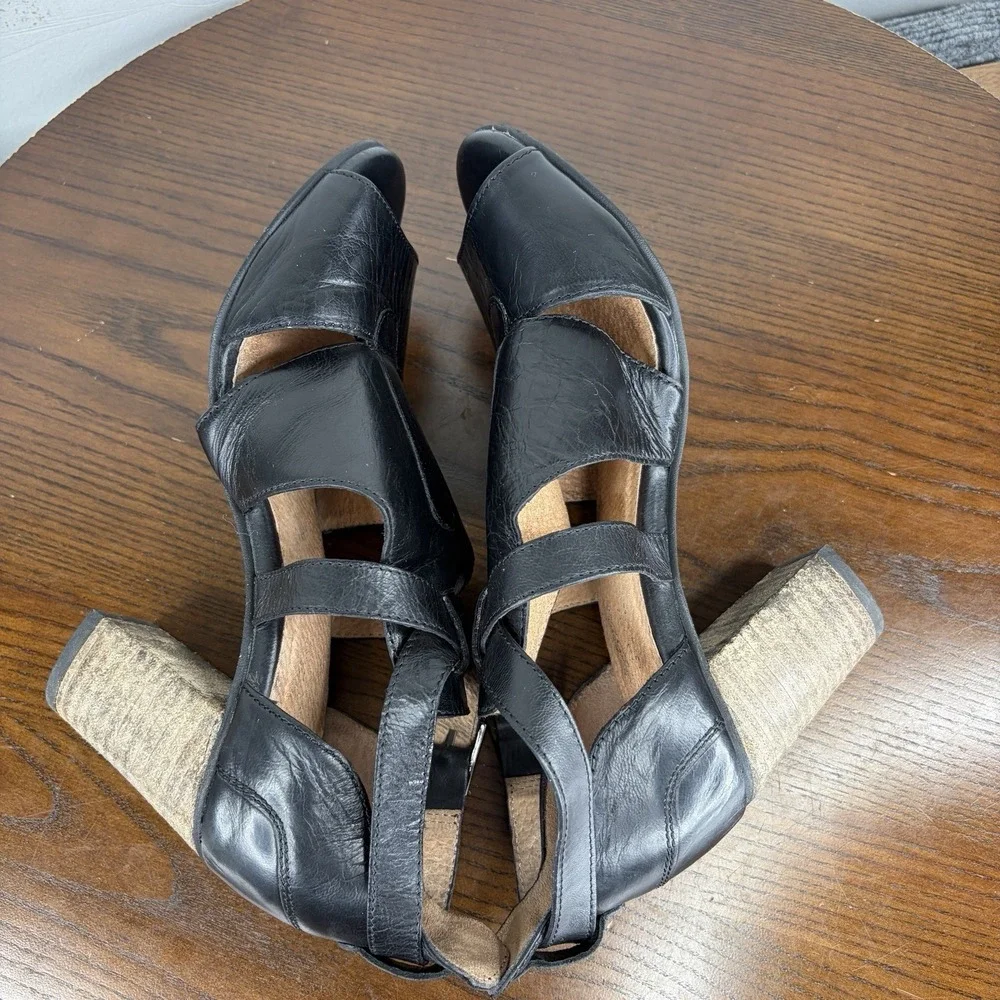 Seychelles Sandals Women's 7.5 Black Leather Strappy Block Heels Peep Toe Buckle